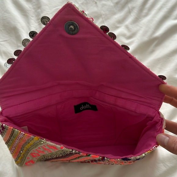 Embroidered pink clutch - Picture 2 of 7